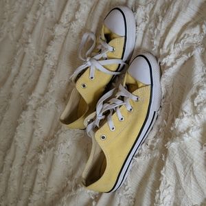 Dainty yellow converse
